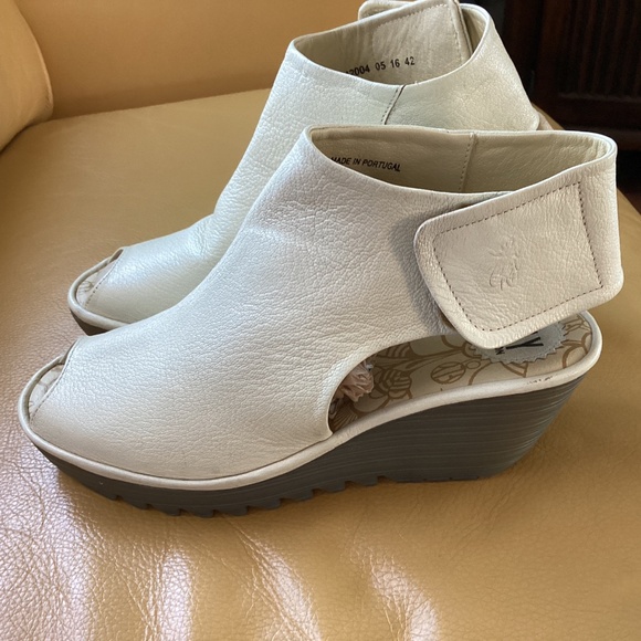 Women’s FLY LONDON ivory shoes size 42 - Picture 1 of 6